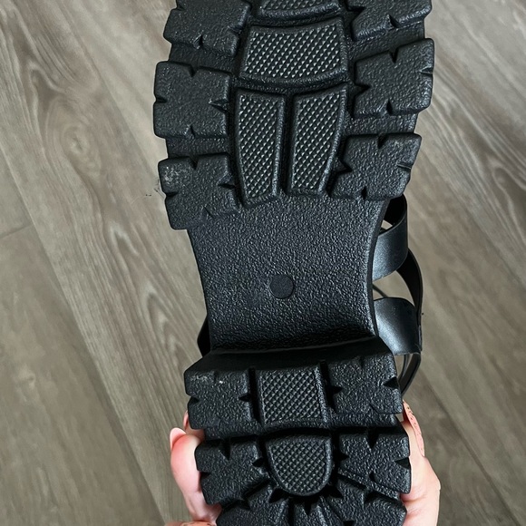 Selling a pair of chunky platform buckled fisherman sandals - Picture 4 of 4